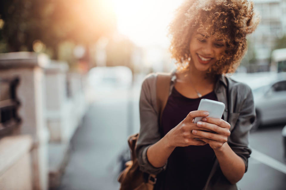 Uma mulher troca mensagens no celular